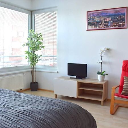 Modern Apartments - Airport 8Mins Prague Exterior photo
