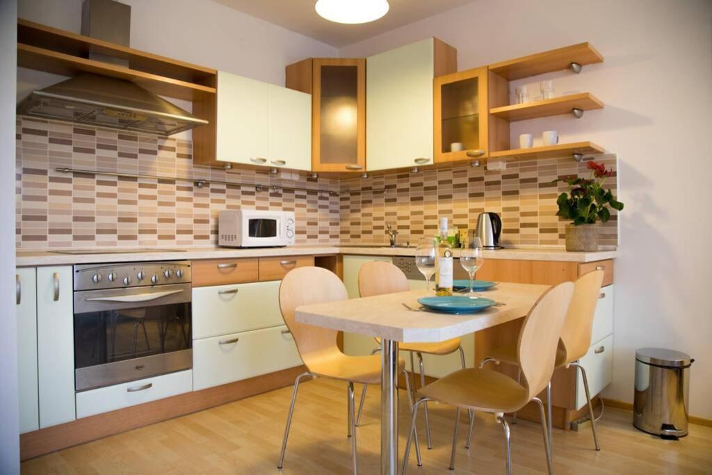 Modern Apartments - Airport 8Mins Prague Exterior photo