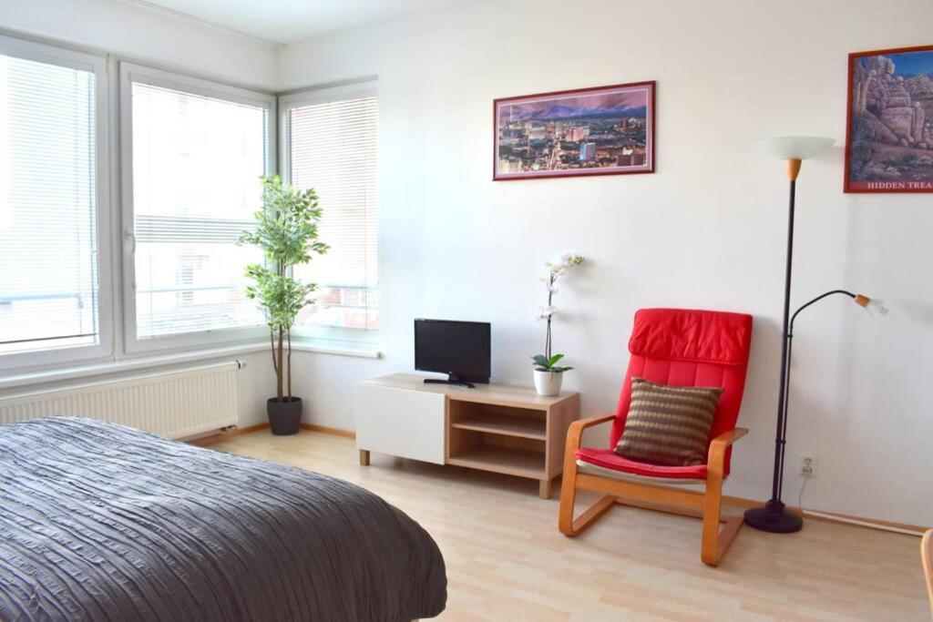 Modern Apartments - Airport 8Mins Prague Exterior photo