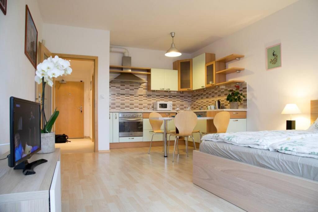 Modern Apartments - Airport 8Mins Prague Exterior photo