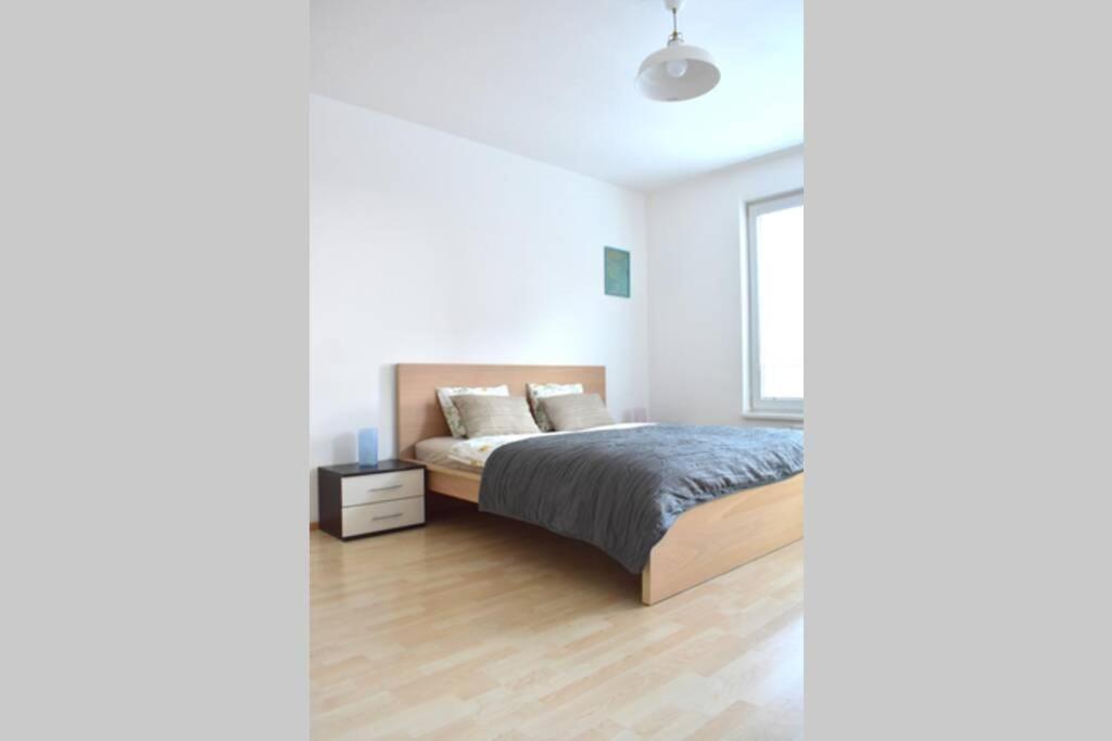 Modern Apartments - Airport 8Mins Prague Exterior photo