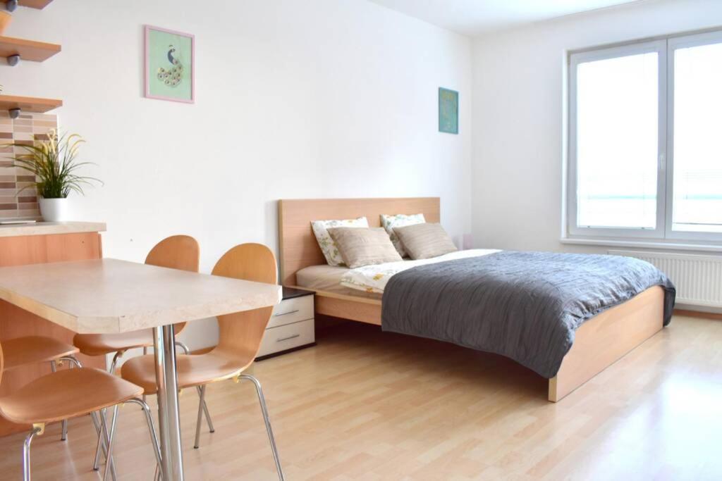 Modern Apartments - Airport 8Mins Prague Exterior photo